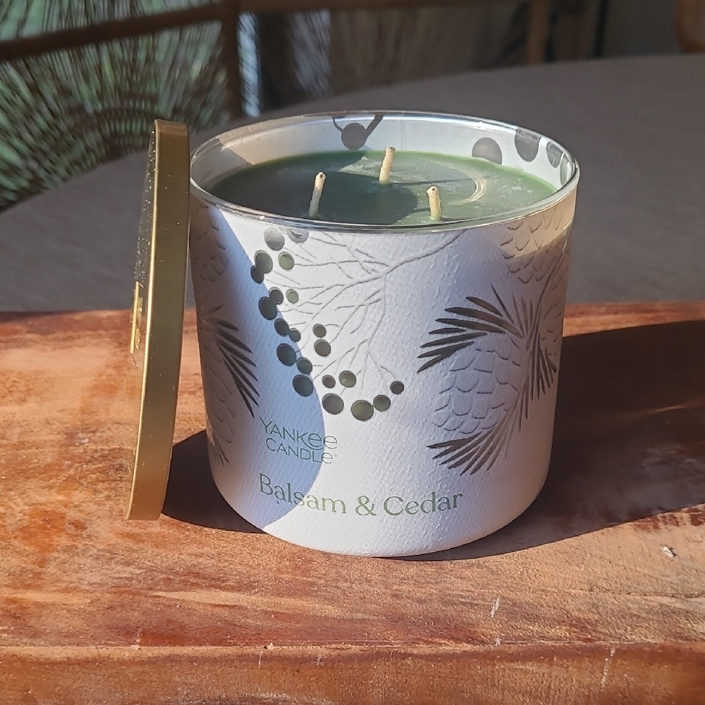 New Yankee Candle Balsam & Cedar with Gold Lid 14.5oz
